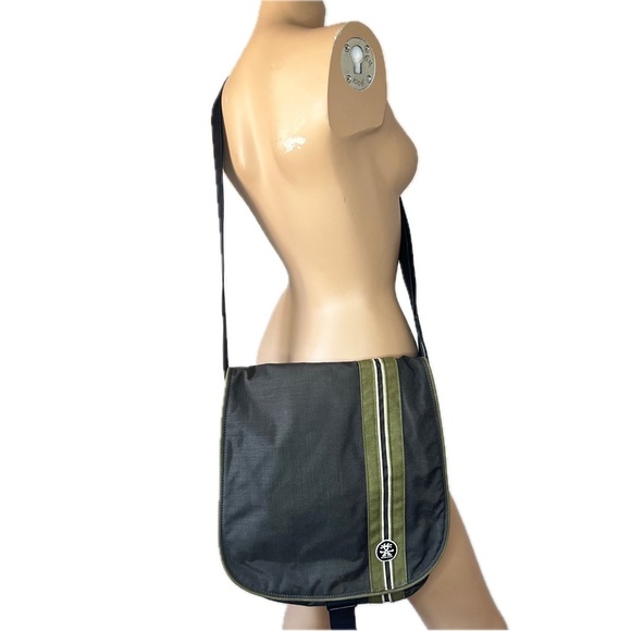 Crumpler Unisex Lightweight Friday Nylons Vertical Messenger Laptop Bag - Picture 9 of 17